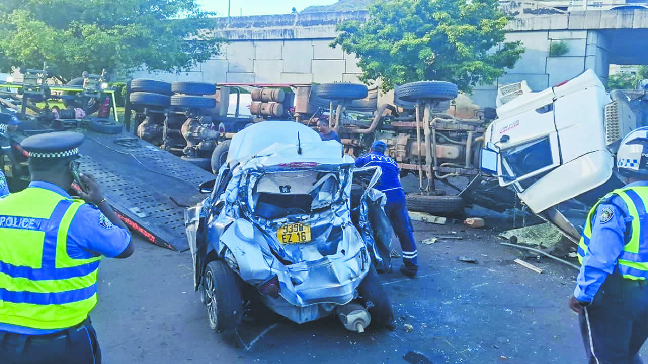 Spectacular accident at the Caudan roundabout - Two survivors: “Lapriyer ki’nn sap nou”
