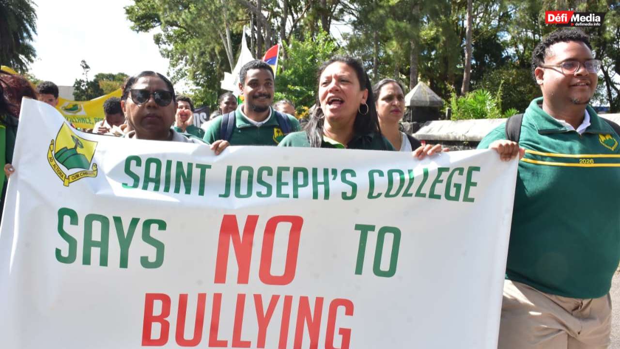 [In images] Peaceful march of the PTA of St Joseph college in Curepipe with SeDEC and students to say no to bullying