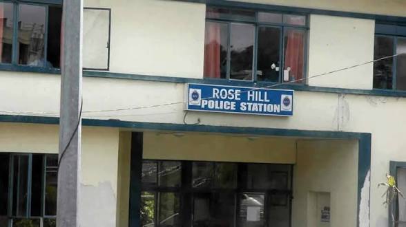 Rose-Hill: four swords discovered in a car during a road check