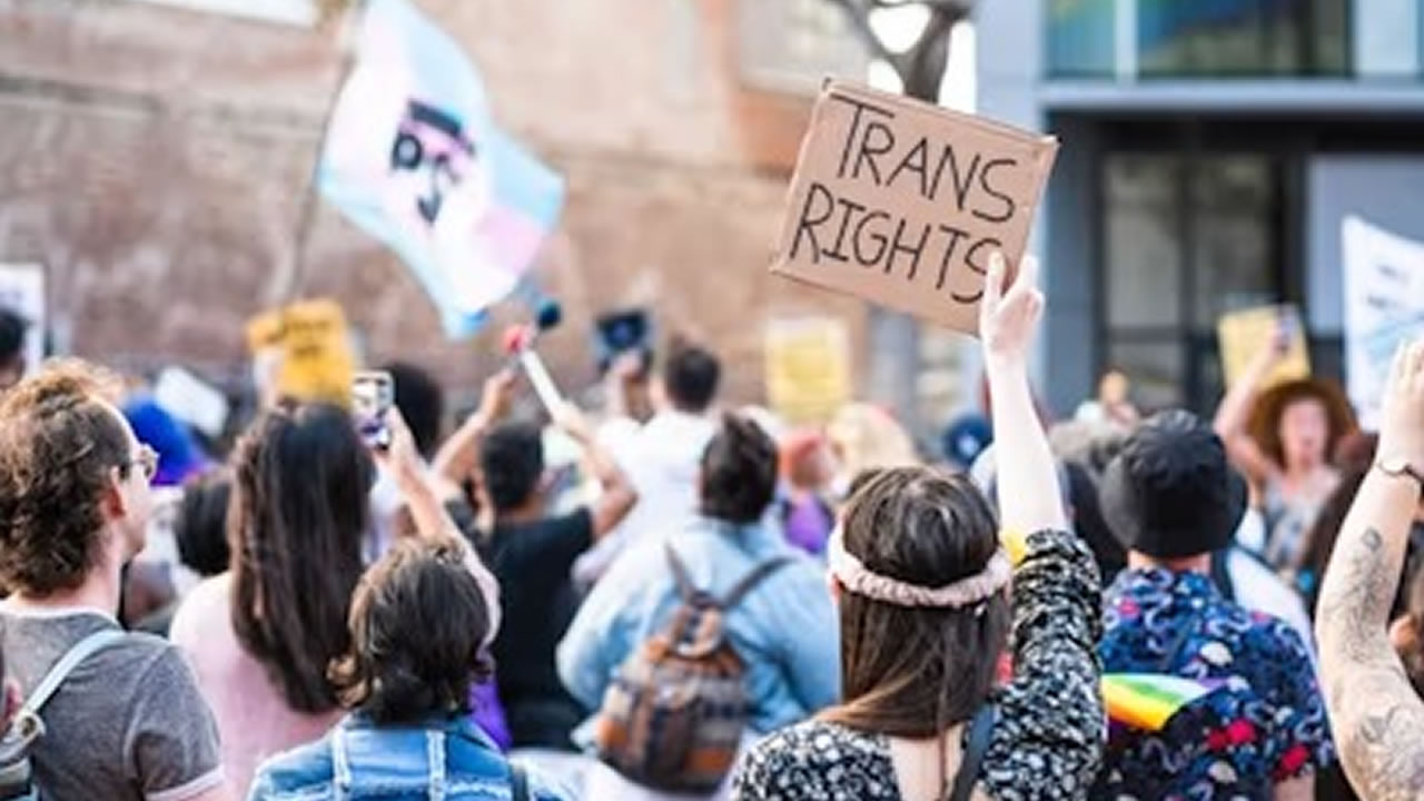 An assumed transition - S.J: a feminine first name to fully live your identity