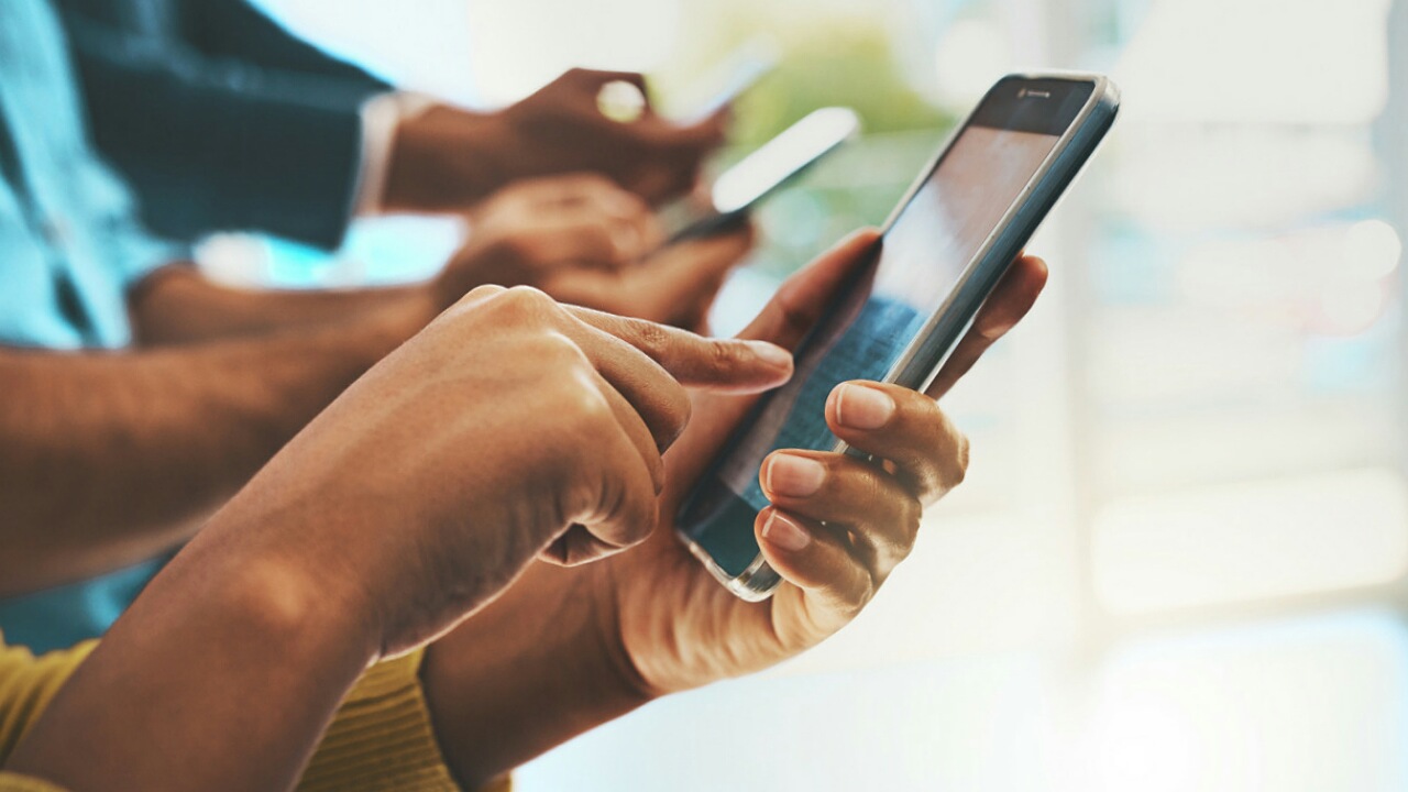 Decision of the Council of Ministers: ban on mobile phones in schools from the third term